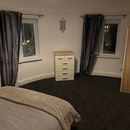 Spacious 2 Bed Apartment, Close To Village Shops Cardiff Esterno foto