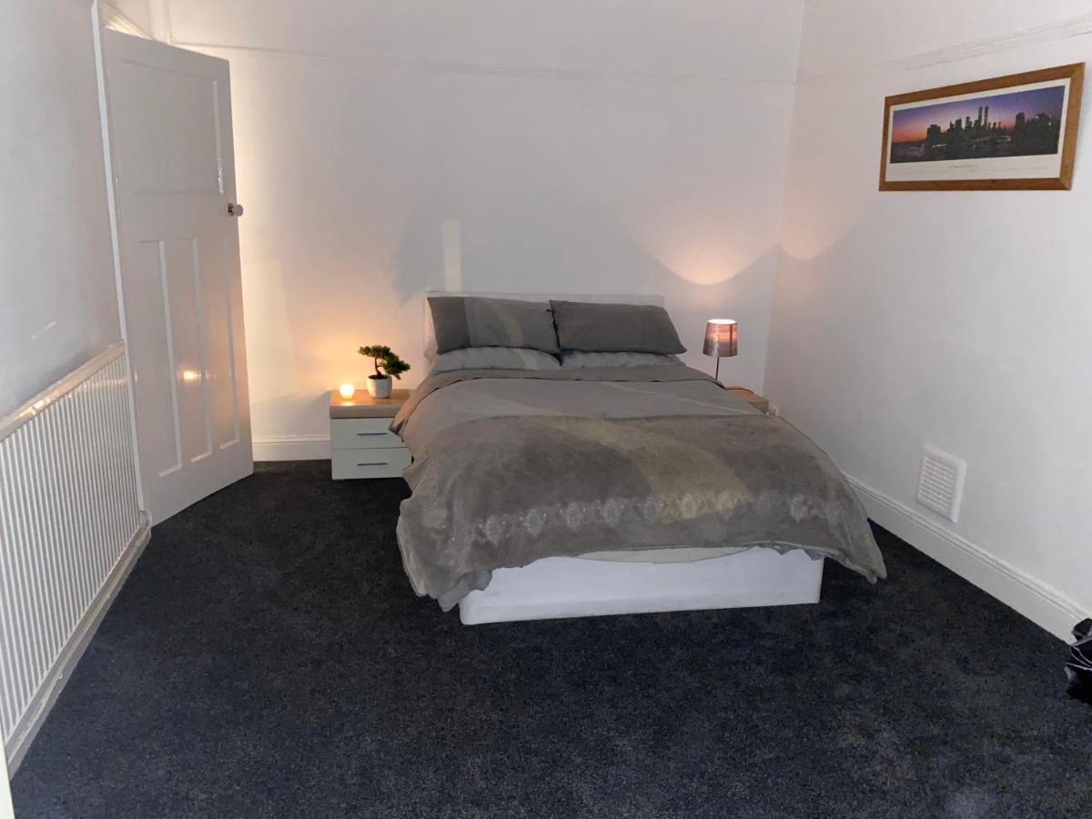 Spacious 2 Bed Apartment, Close To Village Shops Cardiff Esterno foto