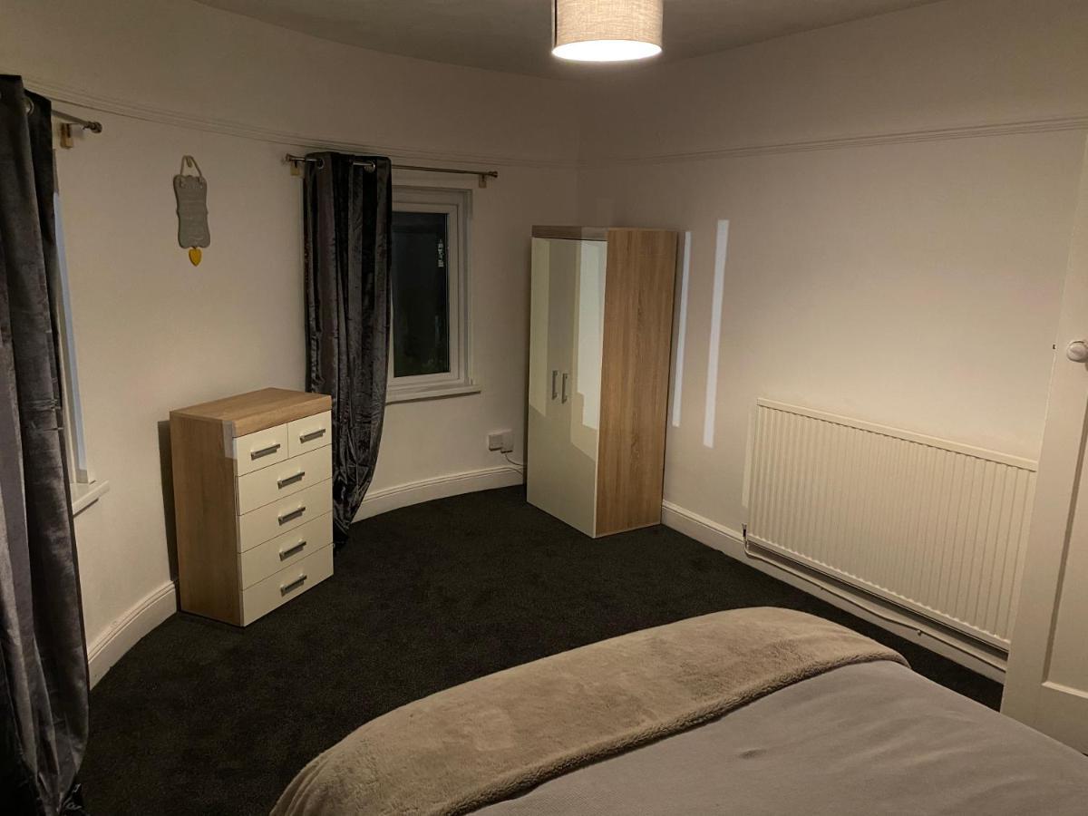 Spacious 2 Bed Apartment, Close To Village Shops Cardiff Esterno foto
