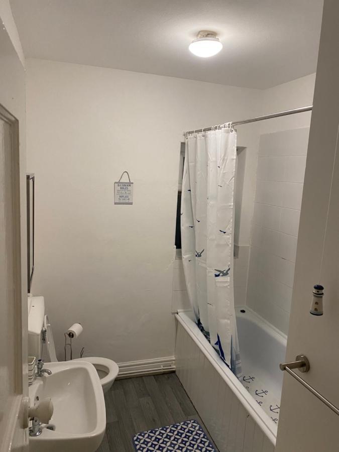 Spacious 2 Bed Apartment, Close To Village Shops Cardiff Esterno foto