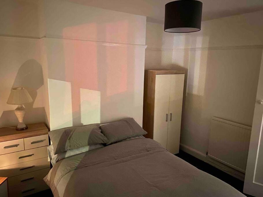 Spacious 2 Bed Apartment, Close To Village Shops Cardiff Esterno foto
